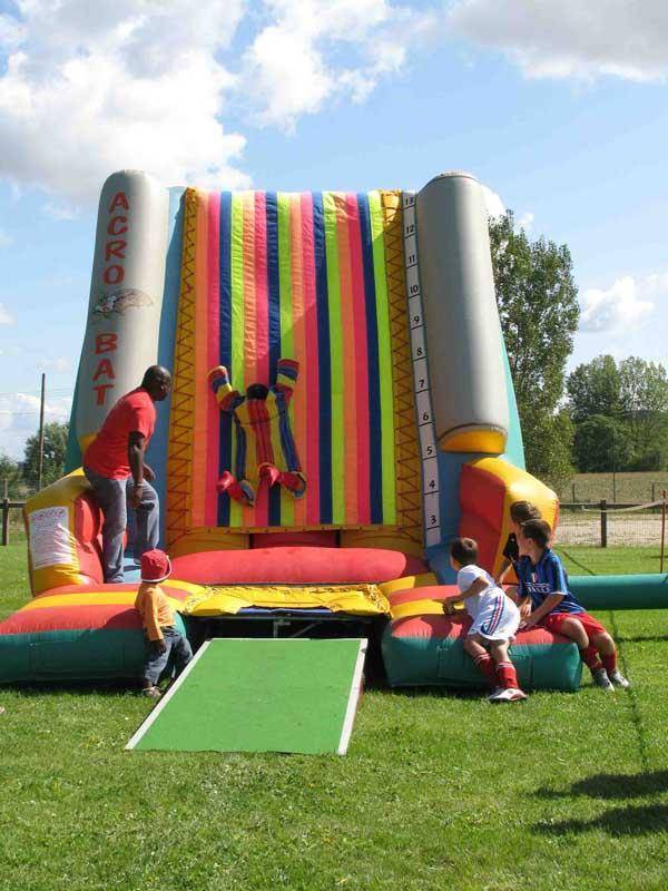 Location mur velcro gonflable Attrape Mouche